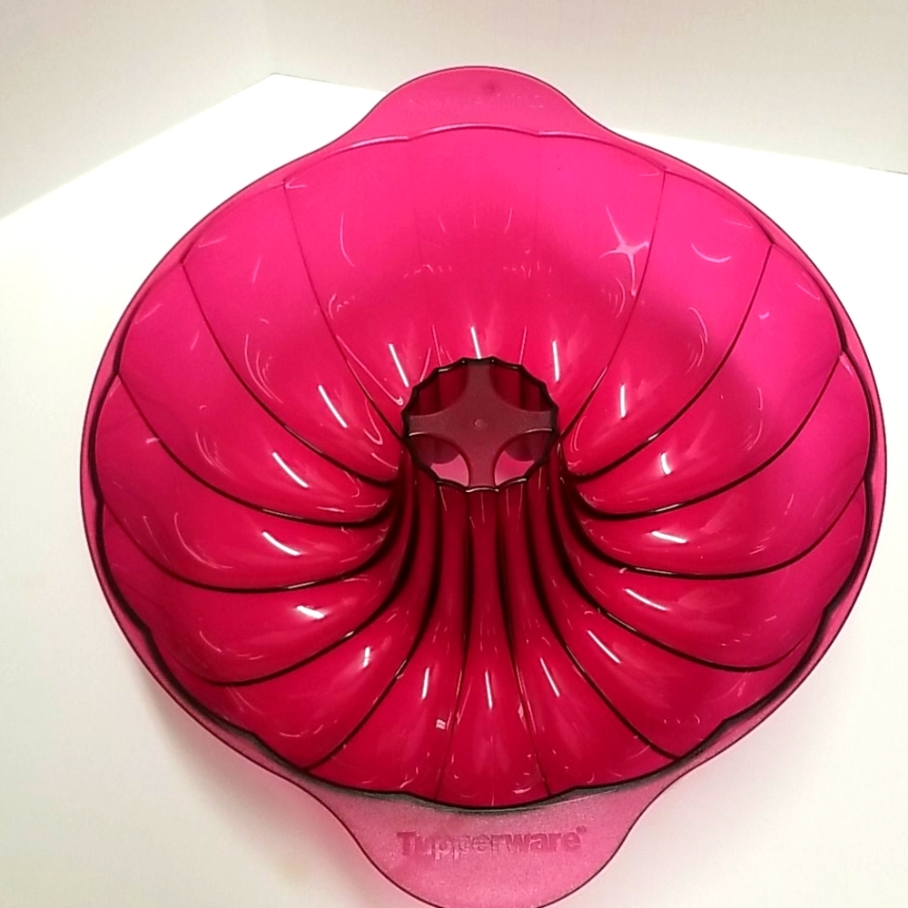 Tupperware bundt cake mold" - Picture 2 of 5